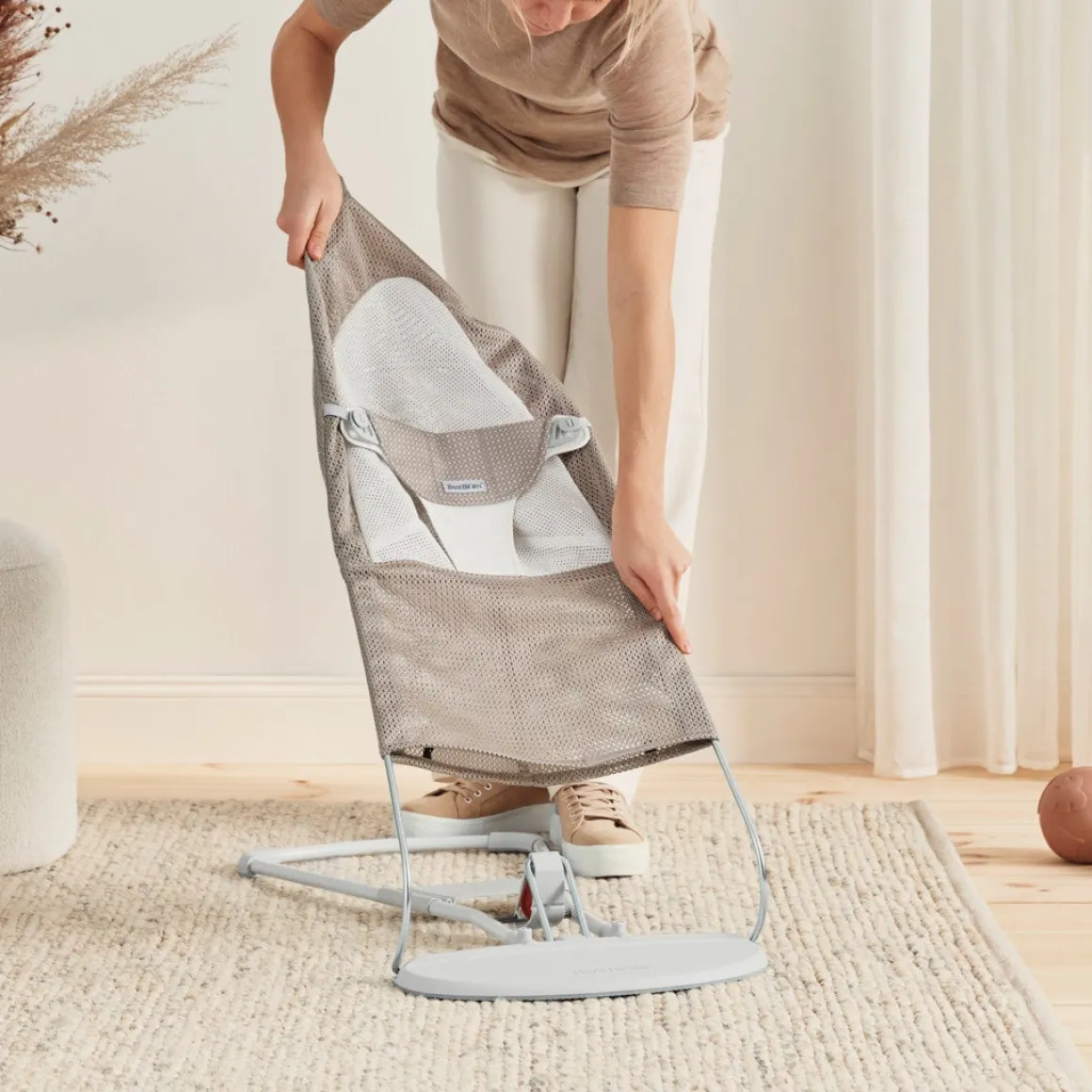 BabyBjörn Balance Soft Skråstol Mesh, Gråbeige/Hvid
