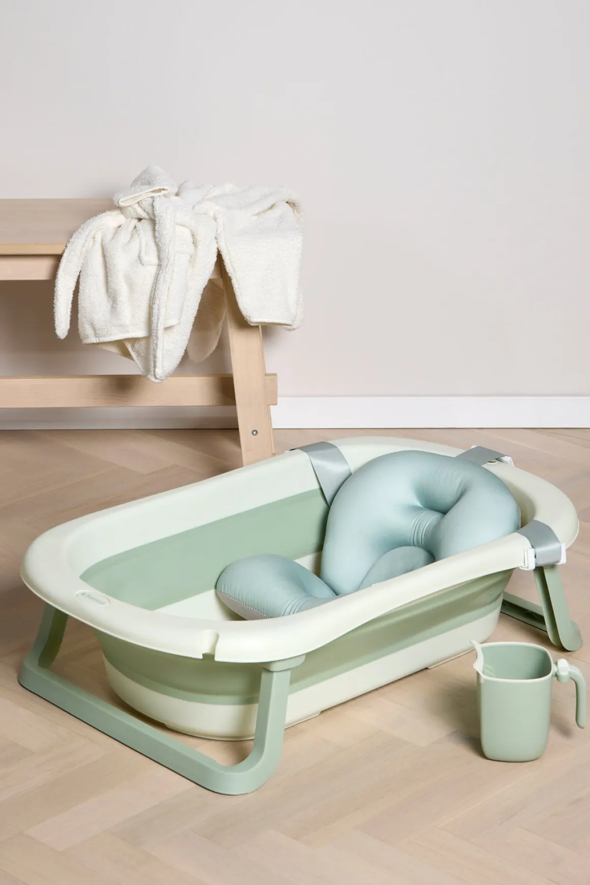 Beemoo CARE Assist Badekar inkl. Badestøtte & Skyllekande, Soft Green