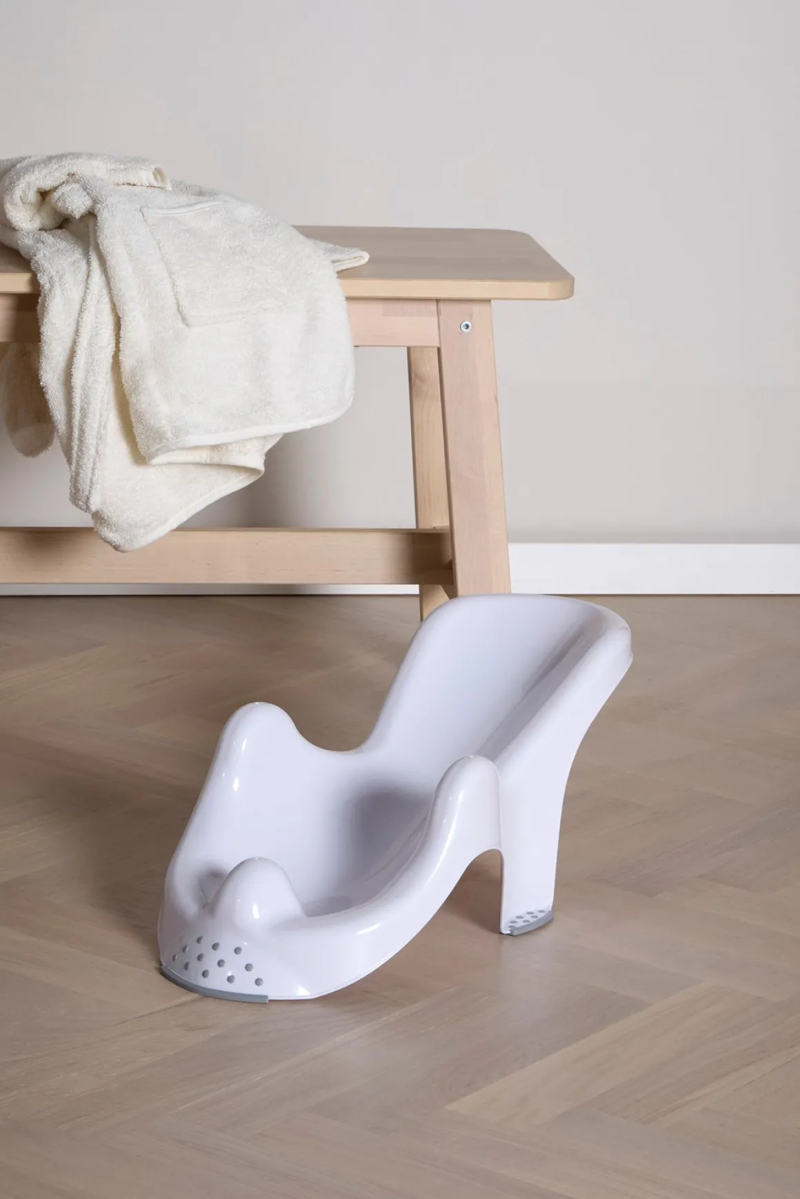 Beemoo CARE Badekar med Stativ Inkl. Badestol & Badekåbe, White/Blue