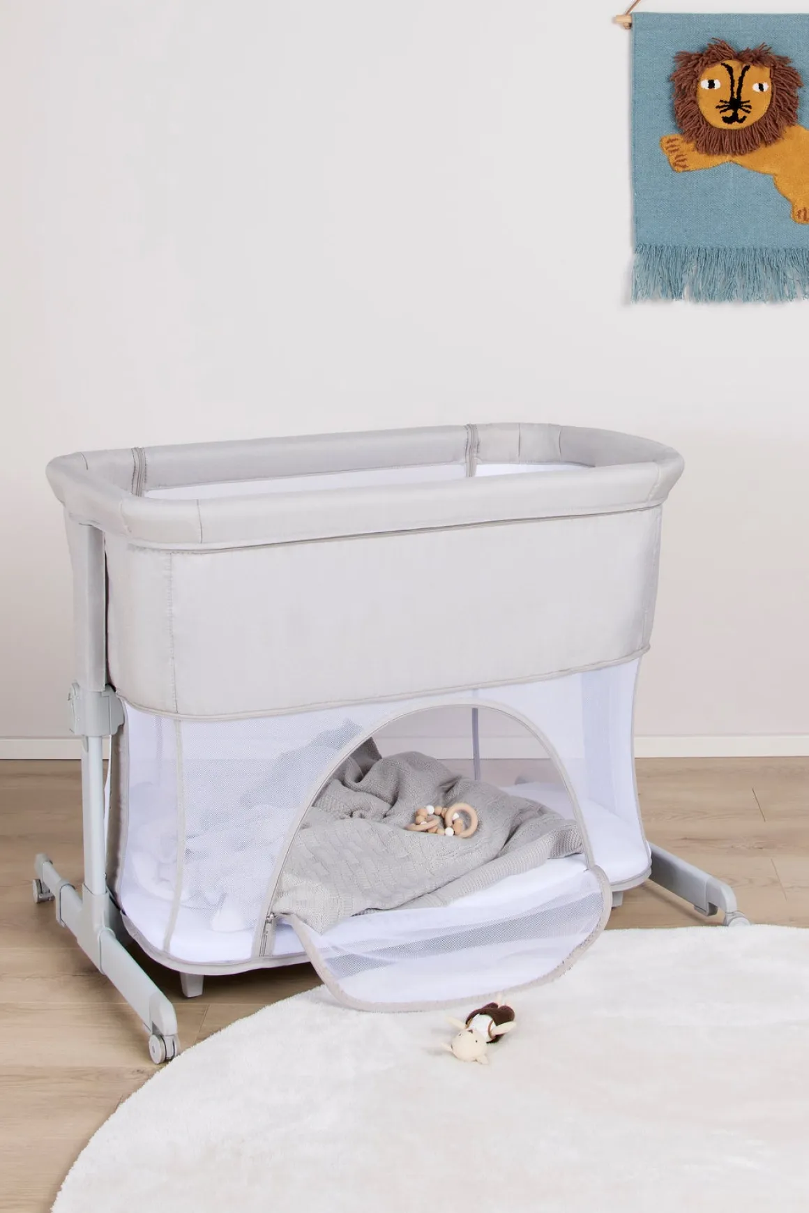 Beemoo CARE 2-i-1 Bedside Crib & Kravlegård, Light Grey